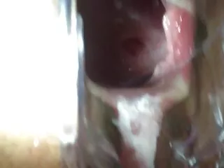 晒黑的妈妈得到狗的风格被她的角质儿子操
