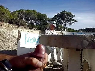 汤姆在他的房子里无情地殴打女朋友