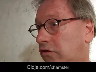 富有的巴西人唐更喜欢苗条的年轻女孩
