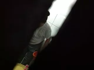 两个坏家伙闯入一所房子