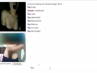 年轻女孩的脸上贴满了暨