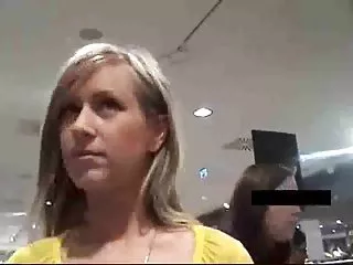 当他的阴茎钻进她的阴户时，热的金发女友呻吟着7种语言
