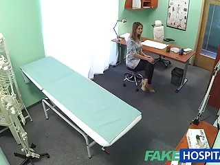 唤起金发女郎把它拿在屁股上