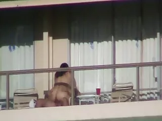 瘦大的青少年在大公鸡