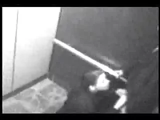 年轻的女孩在书店里性交